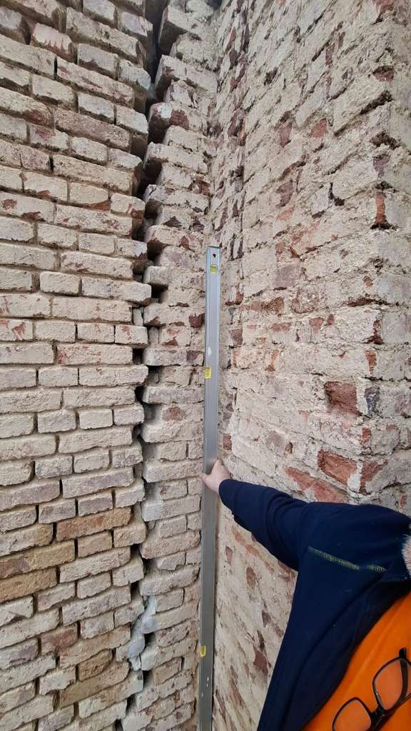 BAU.DE / BAU-Forum: 1. Bild zu Frage "Stabilisierung einer schiefen 36er Ziegelwand: L&ouml;sungen ohne Abriss gesucht" im BAU-Forum "Architekt / Architektur"