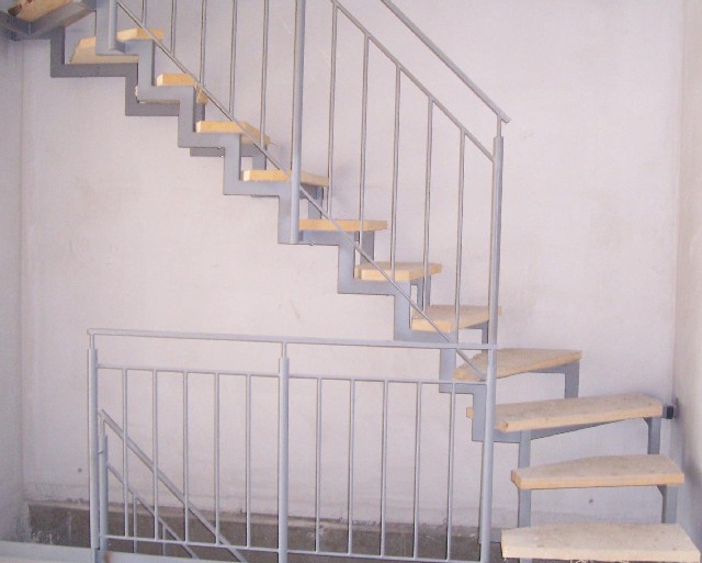 BAU.DE / BAU-Forum: 1. Bild zu Frage "Wieviel und welche Farbe bzw. Lack f&uuml;r Treppengel&auml;nder im Neubau" im BAU-Forum "Ausbauarbeiten"