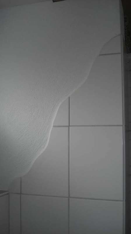 BAU.DE / BAU-Forum: 1. Bild zu Antwort "Fliesenform beabsichtigt" auf die Frage "Wandanstrich im Bad: Welche Farbe & welcher Putz sind geeignet? Tipps zu Feuchtigkeit & Schimmel" im BAU-Forum "Ausbauarbeiten"