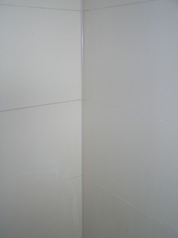 BAU.DE / BAU-Forum: 1. Bild zu Frage "Probleme mit Feinsteinzeug-Wandfliesen in neuem Bad" im BAU-Forum "Ausbauarbeiten"