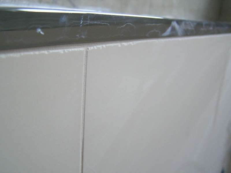 BAU.DE / BAU-Forum: 3. Bild zu Frage "Probleme mit Feinsteinzeug-Wandfliesen in neuem Bad" im BAU-Forum "Ausbauarbeiten"