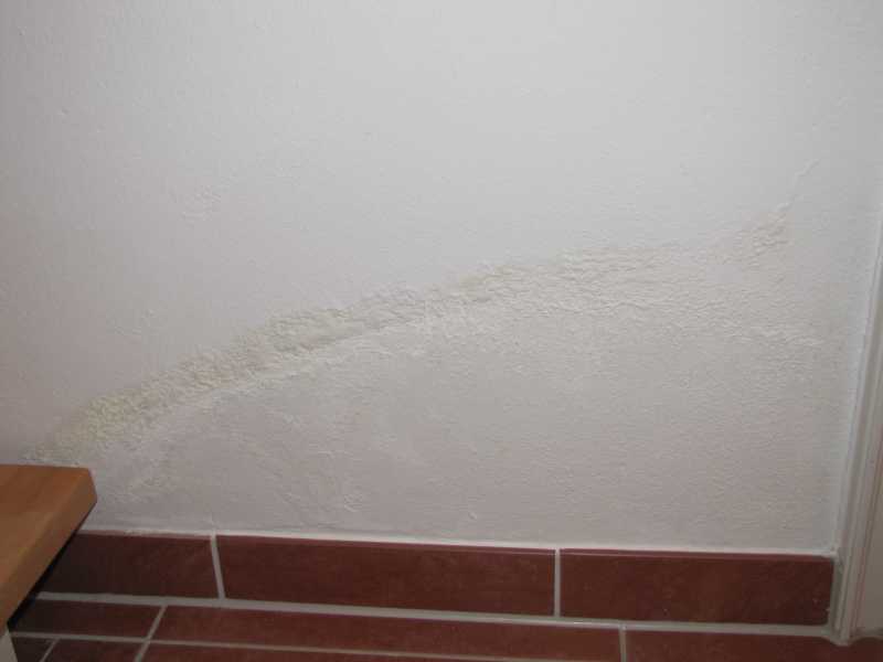 BAU.DE / BAU-Forum: 1. Bild zu Frage "Wandfarbe l&ouml;st sich, bildet Blasen und kristallisiert" im BAU-Forum "Ausbauarbeiten"