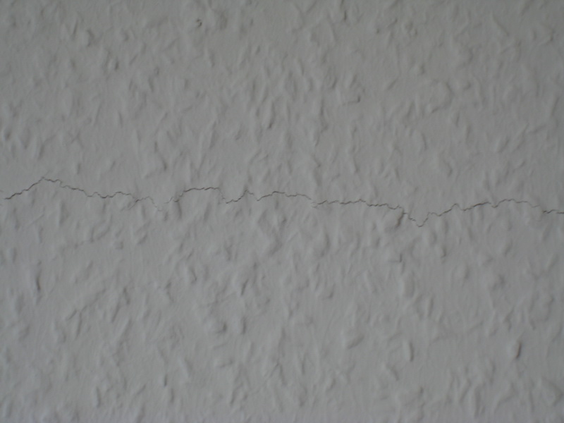 BAU.DE / BAU-Forum: 1. Bild zu Antwort "hier noch ein Foto und noch zwei Risse zwischen Decke und Wand" auf die Frage "Horizontaler Riss in Haustrennwand: Ursachen, Risiken & Gew&auml;hrleistung vor Ablauf pr&uuml;fen!" im BAU-Forum "Ausbauarbeiten"