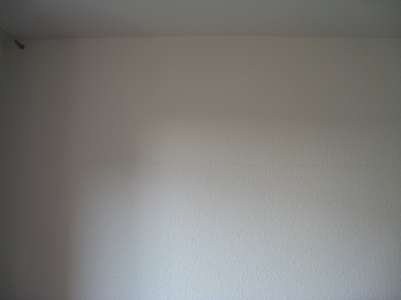 BAU.DE / BAU-Forum: 2. Bild zu Antwort "hier noch ein Foto und noch zwei Risse zwischen Decke und Wand" auf die Frage "Horizontaler Riss in Haustrennwand: Ursachen, Risiken & Gew&auml;hrleistung vor Ablauf pr&uuml;fen!" im BAU-Forum "Ausbauarbeiten"