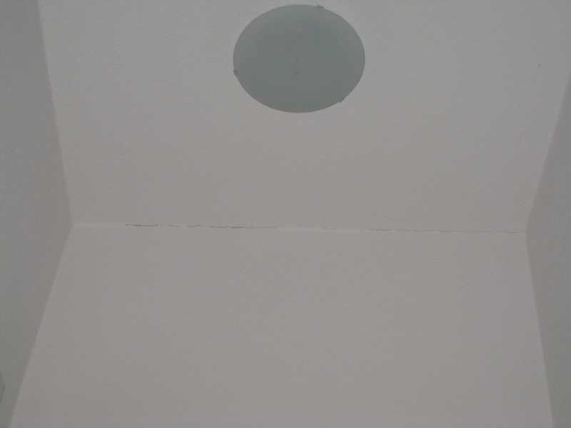 BAU.DE / BAU-Forum: 3. Bild zu Antwort "hier noch ein Foto und noch zwei Risse zwischen Decke und Wand" auf die Frage "Horizontaler Riss in Haustrennwand: Ursachen, Risiken & Gew&auml;hrleistung vor Ablauf pr&uuml;fen!" im BAU-Forum "Ausbauarbeiten"