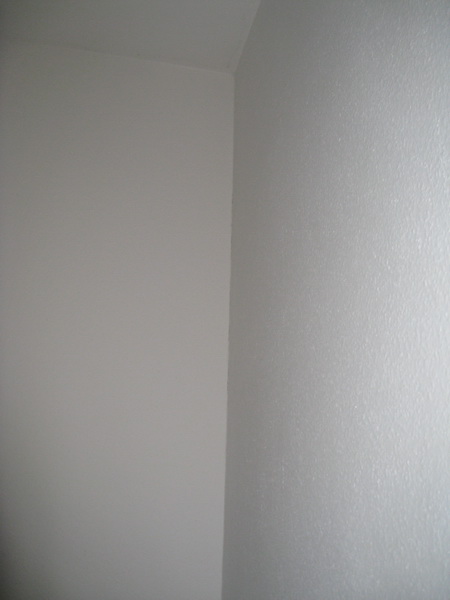 BAU.DE / BAU-Forum: 4. Bild zu Antwort "hier noch ein Foto und noch zwei Risse zwischen Decke und Wand" auf die Frage "Horizontaler Riss in Haustrennwand: Ursachen, Risiken & Gew&auml;hrleistung vor Ablauf pr&uuml;fen!" im BAU-Forum "Ausbauarbeiten"