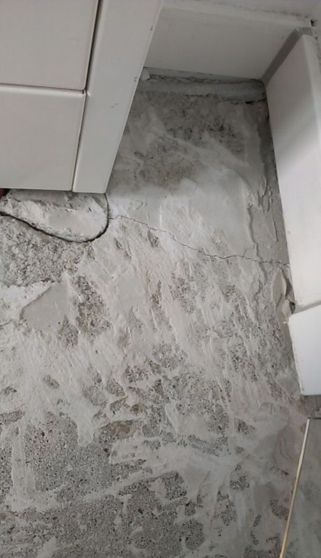 BAU.DE / BAU-Forum: 1. Bild zu Antwort "Gel&ouml;st&deg;!" auf die Frage "Fliese gerissen nach Bauabnahme: Wer zahlt? Kosten, Garantie, Ursachen" im BAU-Forum "Ausbauarbeiten"