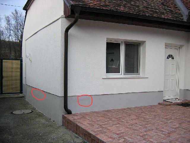 BAU.DE / BAU-Forum: 1. Bild zu Antwort "Putzschaden am Sockel: Altbau &ndash; Ursachenforschung" auf die Frage "Silikatputz l&ouml;st sich: Ursachenforschung, Sanierung & Risiken bei Neubau/Altbau?" im BAU-Forum "Au&szlig;enw&auml;nde und Fassaden"