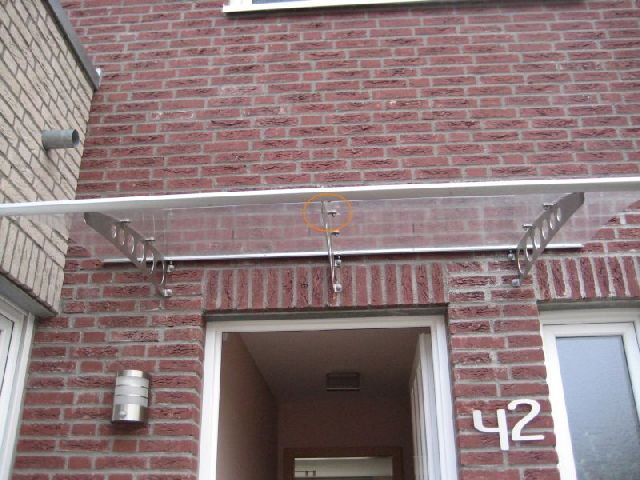 BAU.DE / BAU-Forum: 1. Bild zu Antwort "Glasvordach-Riss: Versicherungsmeldung ohne Anwalt/SV" auf die Frage "Glasvordach Riss an Bohrung: Gew&auml;hrleistung Bautr&auml;ger? Ursache, Kosten, Fristen?" im BAU-Forum "Au&szlig;enw&auml;nde und Fassaden"