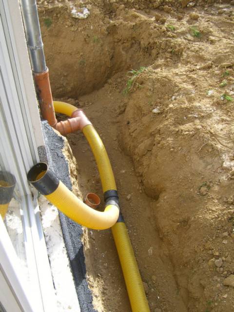 BAU.DE / BAU-Forum: 1. Bild zu Frage "Fallrohr an Drainage angeschlossen: Risiken, Folgesch&auml;den & Sanierungskosten?" im BAU-Forum "Au&szlig;enw&auml;nde und Fassaden"