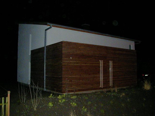 BAU.DE / BAU-Forum: 1. Bild zu Antwort "Bild-Upload: Holzhaus-Ansicht" auf die Frage "Zweischalige Porenbeton-Au&szlig;enwand: Aufbau, Schallschutz & Tragf&auml;higkeit?" im BAU-Forum "Au&szlig;enw&auml;nde und Fassaden"