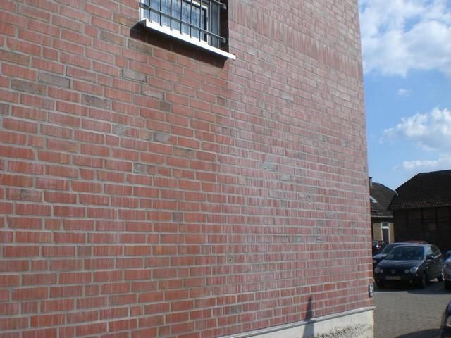 BAU.DE / BAU-Forum: 1. Bild zu Antwort "Klinkerfassade: Fotos der Verschmutzung &ndash; Ursachenforschung und Reinigungsoptionen" auf die Frage "Zementschleier auf Klinker nach Sanierung: Ursachen, Entfernung & Vorbeugung?" im BAU-Forum "Au&szlig;enw&auml;nde und Fassaden"