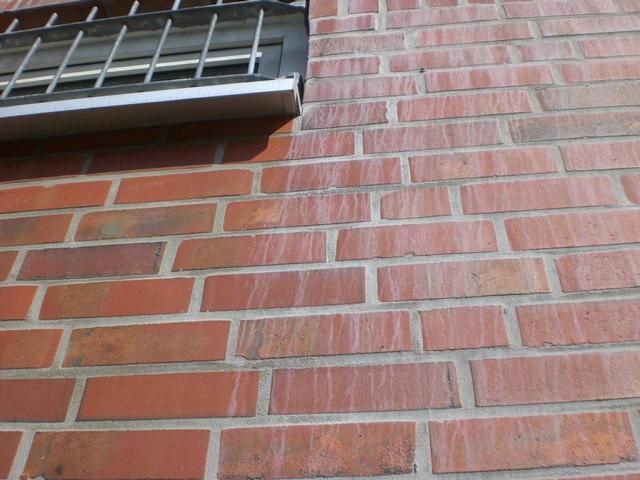 BAU.DE / BAU-Forum: 2. Bild zu Antwort "Klinkerfassade: Fotos der Verschmutzung &ndash; Ursachenforschung und Reinigungsoptionen" auf die Frage "Zementschleier auf Klinker nach Sanierung: Ursachen, Entfernung & Vorbeugung?" im BAU-Forum "Au&szlig;enw&auml;nde und Fassaden"