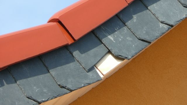 BAU.DE / BAU-Forum: 2. Bild zu Antwort "Schiefer-Reparatur: Worauf bei Traufe und Ortgang achten?" auf die Frage "Schieferplatten brechen nach Verkleidung: Ursachen, Risiken & L&ouml;sungen?" im BAU-Forum "Au&szlig;enw&auml;nde und Fassaden"