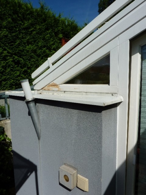 BAU.DE / BAU-Forum: 1. Bild zu Frage "Kondenswasser unter Fensterblech: Ursachen, Folgen & Lösungen für Wintergarten?" im BAU-Forum "Außenwände und Fassaden" BAU.DE / BAU-Forum: 1. Bild zu Frage "Kondenswasser unter Fensterblech: Ursachen, Folgen & Lösungen für Wintergarten?" im BAU-Forum "Außenwände und Fassaden"