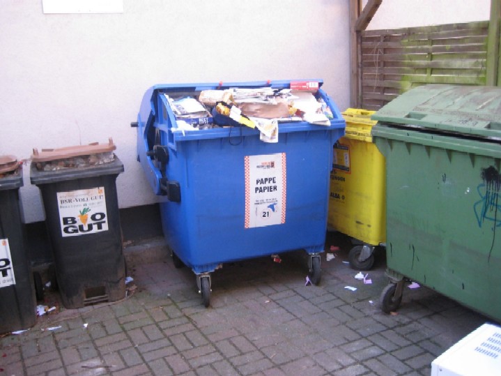 BAU.DE / BAU-Forum: 2. Bild zu Antwort "Polystyrol Kellerdecke: Gasrohre ohne Brandschutzm&ouml;rtel!" auf die Frage "Polystyrol als Brandbeschleuniger im Wohnbau: Was tun bei Unt&auml;tigkeit der Bauaufsicht?" im BAU-Forum "Au&szlig;enw&auml;nde und Fassaden"