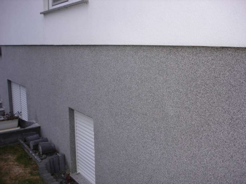 BAU.DE / BAU-Forum: 3. Bild zu Frage "Sockelputz l&ouml;st sich vom Haus: Ursachen, Risiken & Sanierungskosten?" im BAU-Forum "Au&szlig;enw&auml;nde und Fassaden"