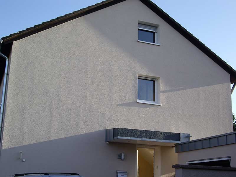 BAU.DE / BAU-Forum: 1. Bild zu Antwort "Bilder-Upload: WDVS Fassade &ndash; Zweiter Versuch" auf die Frage "WDVS Fassade: Risse, Wellen & Schatten &ndash; Baum&auml;ngel erkennen? Kosten f&uuml;r Sanierung?" im BAU-Forum "Au&szlig;enw&auml;nde und Fassaden"