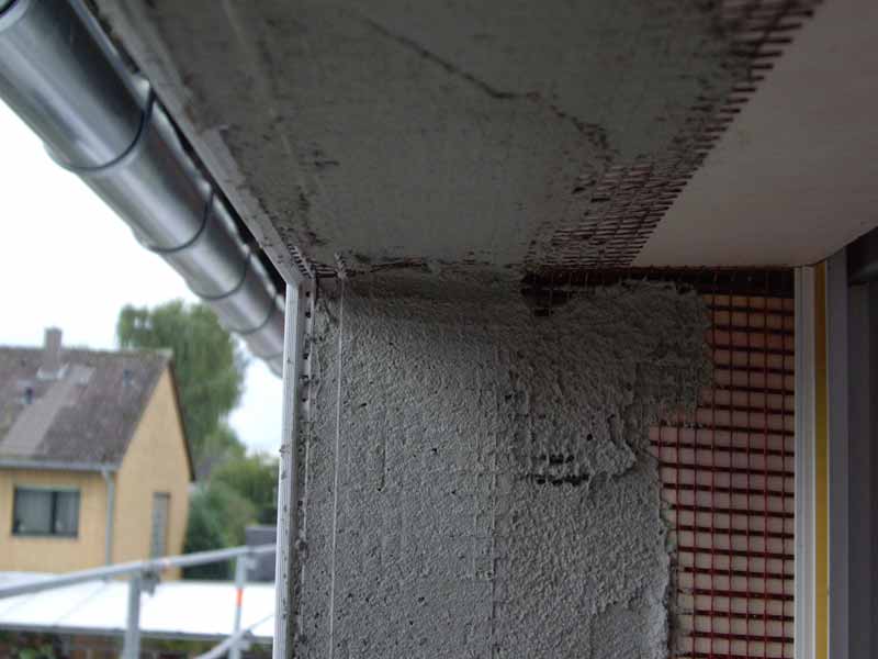 BAU.DE / BAU-Forum: 1. Bild zu Antwort "WDVS Fassade: Beurteilung welliger W&auml;nde &ndash; Schattenbildung" auf die Frage "WDVS Fassade: Risse, Wellen & Schatten &ndash; Baum&auml;ngel erkennen? Kosten f&uuml;r Sanierung?" im BAU-Forum "Au&szlig;enw&auml;nde und Fassaden"