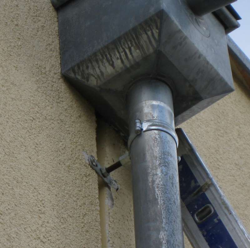 BAU.DE / BAU-Forum: 1. Bild zu Frage "WDVS Putzschaden durch Fallrohrbefestigung: Ursachen, Reparatur & Kosten?" im BAU-Forum "Außenwände und Fassaden" BAU.DE / BAU-Forum: 1. Bild zu Frage "WDVS Putzschaden durch Fallrohrbefestigung: Ursachen, Reparatur & Kosten?" im BAU-Forum "Außenwände und Fassaden"