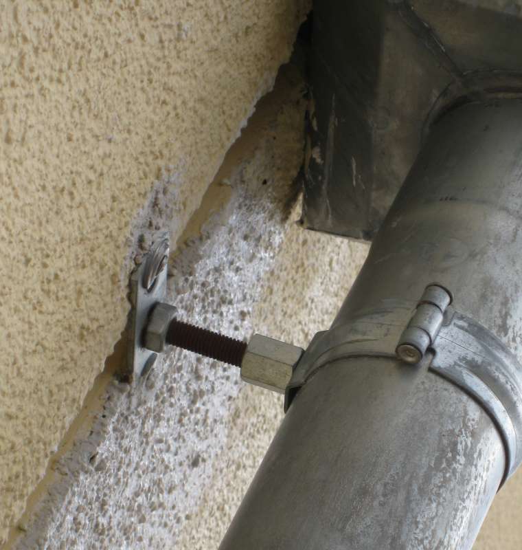 BAU.DE / BAU-Forum: 2. Bild zu Frage "WDVS Putzschaden durch Fallrohrbefestigung: Ursachen, Reparatur & Kosten?" im BAU-Forum "Außenwände und Fassaden" BAU.DE / BAU-Forum: 2. Bild zu Frage "WDVS Putzschaden durch Fallrohrbefestigung: Ursachen, Reparatur & Kosten?" im BAU-Forum "Außenwände und Fassaden"