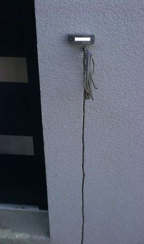 BAU.DE / BAU-Forum: 1. Bild zu Frage "Au&szlig;enputz Schlitz ausbessern: Anleitung, Material & Kosten f&uuml;r unsichtbare Reparatur?" im BAU-Forum "Au&szlig;enw&auml;nde und Fassaden"