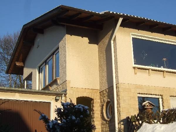 BAU.DE / BAU-Forum: 1. Bild zu Antwort "Kratzputz: Jahrzehntelange Haltbarkeit durch Handwerk" auf die Frage "Kunststoffputz vs. Mineralischer Putz: Vorteile, Nachteile & Empfehlungen?" im BAU-Forum "Au&szlig;enw&auml;nde und Fassaden"