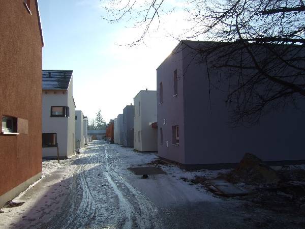 BAU.DE / BAU-Forum: 1. Bild zu Antwort "Neubaugebiete: H&auml;ssliche Kisten & Aufgeschmierter Putz" auf die Frage "Kunststoffputz vs. Mineralischer Putz: Vorteile, Nachteile & Empfehlungen?" im BAU-Forum "Au&szlig;enw&auml;nde und Fassaden"