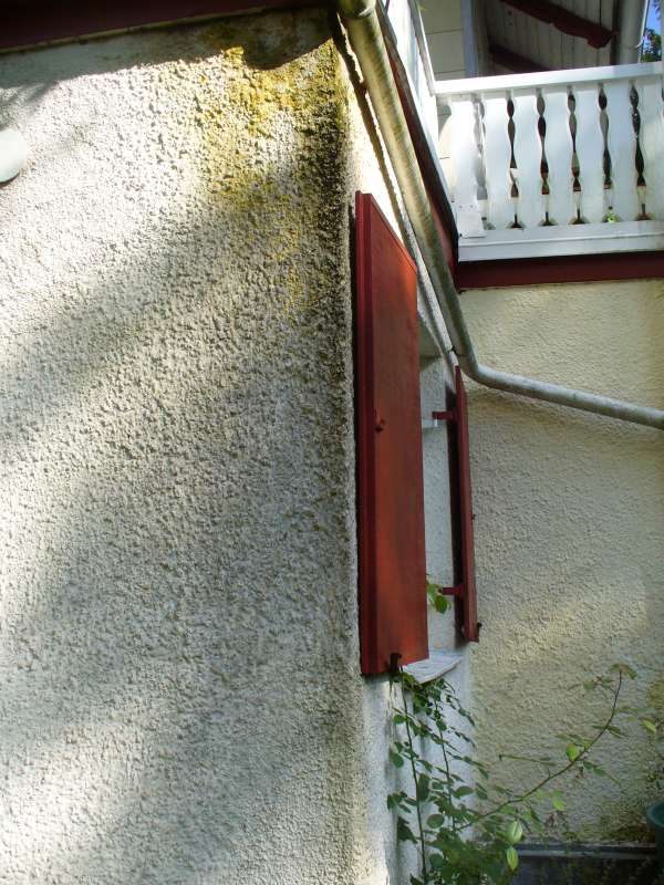 BAU.DE / BAU-Forum: 2. Bild zu Frage "Alten Putz ausbessern: Anleitung, Kosten & geeignete Fassadenfarbe für Wetterseite?" im BAU-Forum "Außenwände und Fassaden" BAU.DE / BAU-Forum: 2. Bild zu Frage "Alten Putz ausbessern: Anleitung, Kosten & geeignete Fassadenfarbe für Wetterseite?" im BAU-Forum "Außenwände und Fassaden"