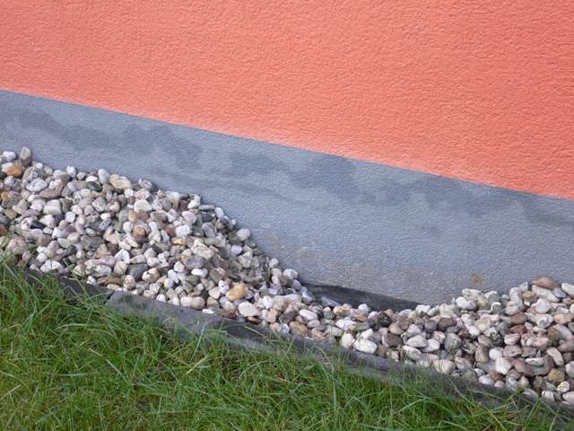 BAU.DE / BAU-Forum: 1. Bild zu Antwort "Problem offen: Hydrophobierung bei Kunstharzputz unzureichend?" auf die Frage "Feuchtigkeit im Sockelputz: Ursachen, Folgen & Sanierung bei aufsteigender Nässe?" im BAU-Forum "Außenwände und Fassaden" BAU.DE / BAU-Forum: 1. Bild zu Antwort "Problem offen: Hydrophobierung bei Kunstharzputz unzureichend?" auf die Frage "Feuchtigkeit im Sockelputz: Ursachen, Folgen & Sanierung bei aufsteigender Nässe?" im BAU-Forum "Außenwände und Fassaden"