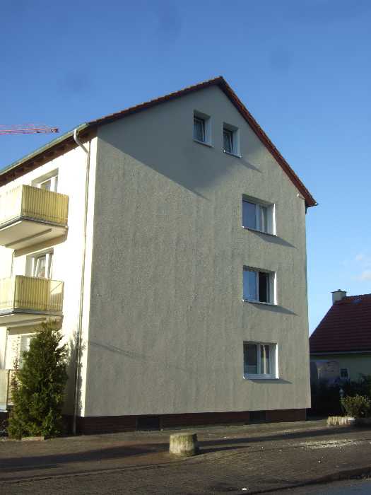 BAU.DE / BAU-Forum: 1. Bild zu Antwort "VWS Fassade: Streiflicht-Effekt durch mangelhafte Ausf&uuml;hrung!" auf die Frage "VWS Fassade gl&auml;tten: Ma&szlig;nahmen gegen Schatten & Unebenheiten beim Vollw&auml;rmeschutz?" im BAU-Forum "Au&szlig;enw&auml;nde und Fassaden"
