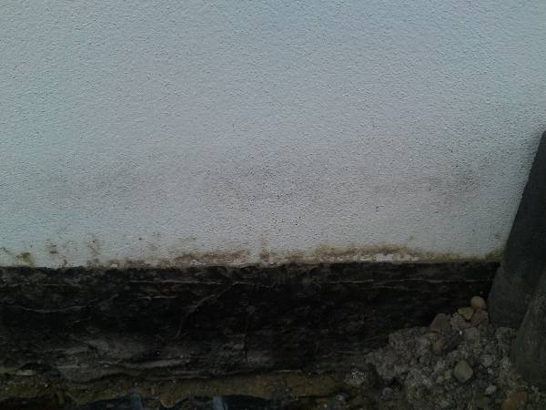 BAU.DE / BAU-Forum: 2. Bild zu Antwort "WDVS Sockel: Fotos &ndash; Risse in Perimeterd&auml;mmung sichtbar" auf die Frage "WDVS Sockel: Schimmelbildung nach Schneeschmelze &ndash; Ursachen, Verantwortlichkeiten & Kosten?" im BAU-Forum "Au&szlig;enw&auml;nde und Fassaden"