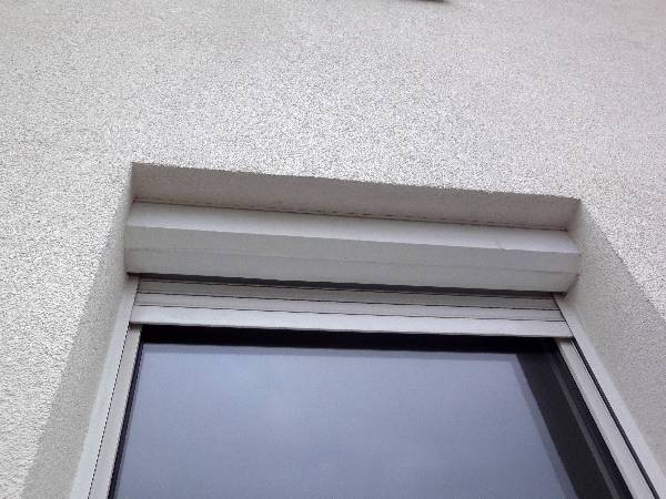 BAU.DE / BAU-Forum: 1. Bild zu Frage "Rollladenkasten nachtr&auml;glich ged&auml;mmt: Revisionsdeckel seitlich verputzt &ndash; Folgen & L&ouml;sungen?" im BAU-Forum "Au&szlig;enw&auml;nde und Fassaden"