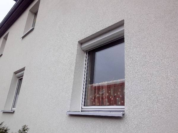 BAU.DE / BAU-Forum: 3. Bild zu Frage "Rollladenkasten nachtr&auml;glich ged&auml;mmt: Revisionsdeckel seitlich verputzt &ndash; Folgen & L&ouml;sungen?" im BAU-Forum "Au&szlig;enw&auml;nde und Fassaden"