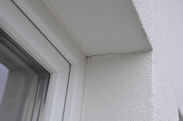 BAU.DE / BAU-Forum: 1. Bild zu Frage "WDVS Putzrisse: Ursachen, Gefahren & Sanierungskosten bei Fensterlaibungen?" im BAU-Forum "Au&szlig;enw&auml;nde und Fassaden"