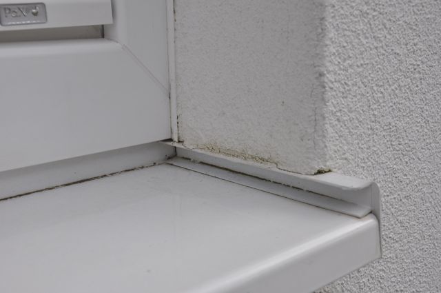 BAU.DE / BAU-Forum: 2. Bild zu Frage "WDVS Putzrisse: Ursachen, Gefahren & Sanierungskosten bei Fensterlaibungen?" im BAU-Forum "Au&szlig;enw&auml;nde und Fassaden"