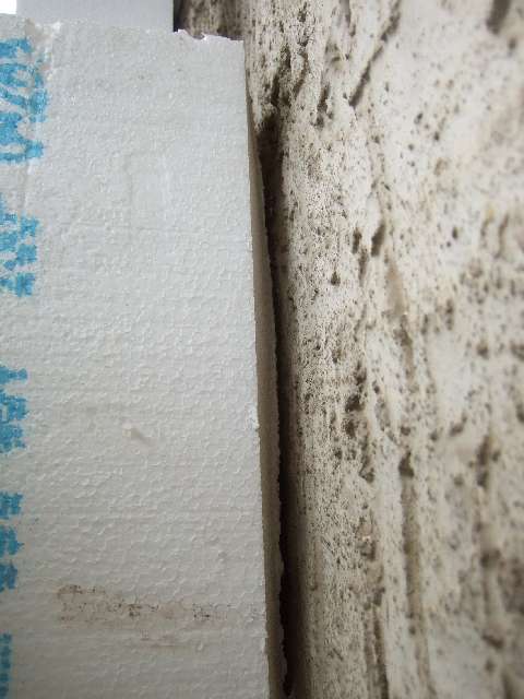 BAU.DE / BAU-Forum: 1. Bild zu Antwort "WDVS-Ausf&uuml;hrung: Mangelhafte Ausf&uuml;hrung f&uuml;hrt zu Feuchtigkeit!" auf die Frage "Kondensat nach Fassadend&auml;mmung: Ursachen, Folgen & Sanierung der Untersichtschalung?" im BAU-Forum "Au&szlig;enw&auml;nde und Fassaden"