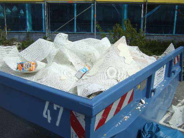 BAU.DE / BAU-Forum: 1. Bild zu Antwort "WDVS-Abriss: Sonderm&uuml;ll-Entsorgung und fachgerechte Ausf&uuml;hrung" auf die Frage "WDVS D&auml;mmplatten Farben (wei&szlig;, grau, rosa): Unterschiede, Vor- & Nachteile?" im BAU-Forum "Au&szlig;enw&auml;nde und Fassaden"