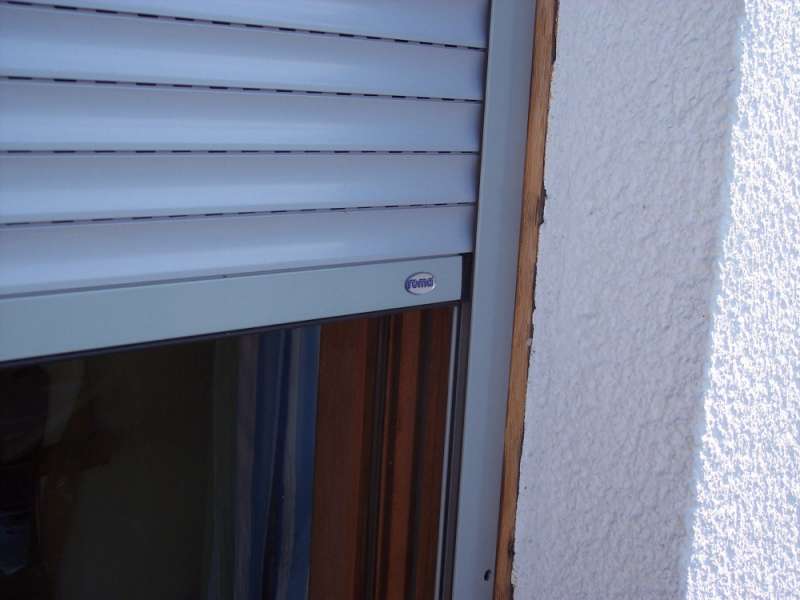 BAU.DE / BAU-Forum: 1. Bild zu Antwort "Holzstreifen-Verputzung: Bild zur Rollladenf&uuml;hrung" auf die Frage "Holzstreifen an Rollladenf&uuml;hrung verputzen: Wetterfest, Alternativen & Montage?" im BAU-Forum "Au&szlig;enw&auml;nde und Fassaden"