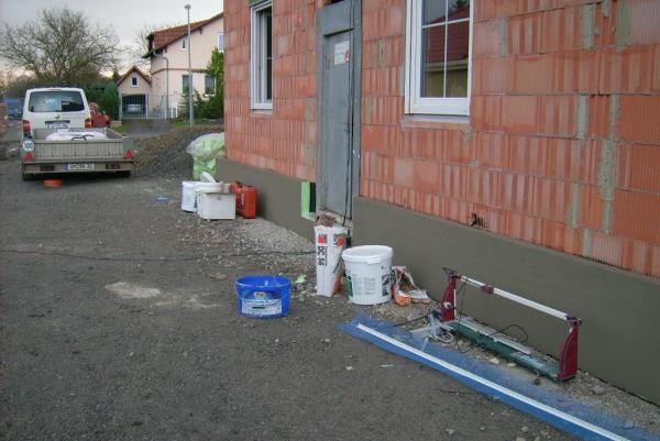 BAU.DE / BAU-Forum: 2. Bild zu Antwort "Wandaufbau: Bilder von Dickbeschichtung, Styrodur & Noppenbahn" auf die Frage "Noppenbahn an Dickbeschichtung Bodenplatte: Funktion, Sch&auml;den & nachtr&auml;glicher Aufwand?" im BAU-Forum "Au&szlig;enw&auml;nde und Fassaden"