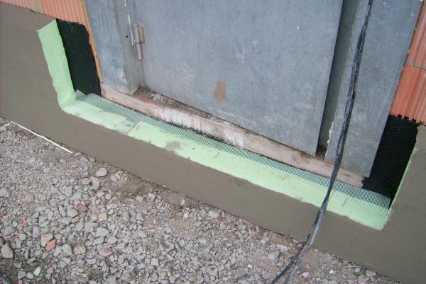 BAU.DE / BAU-Forum: 3. Bild zu Antwort "Wandaufbau: Bilder von Dickbeschichtung, Styrodur & Noppenbahn" auf die Frage "Noppenbahn an Dickbeschichtung Bodenplatte: Funktion, Sch&auml;den & nachtr&auml;glicher Aufwand?" im BAU-Forum "Au&szlig;enw&auml;nde und Fassaden"