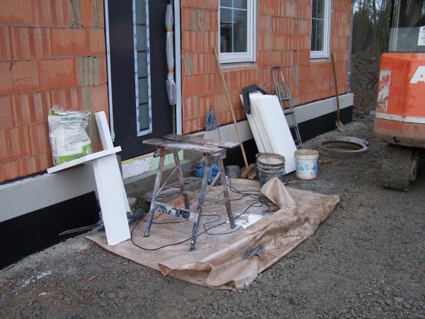 BAU.DE / BAU-Forum: 4. Bild zu Antwort "Wandaufbau: Bilder von Dickbeschichtung, Styrodur & Noppenbahn" auf die Frage "Noppenbahn an Dickbeschichtung Bodenplatte: Funktion, Sch&auml;den & nachtr&auml;glicher Aufwand?" im BAU-Forum "Au&szlig;enw&auml;nde und Fassaden"