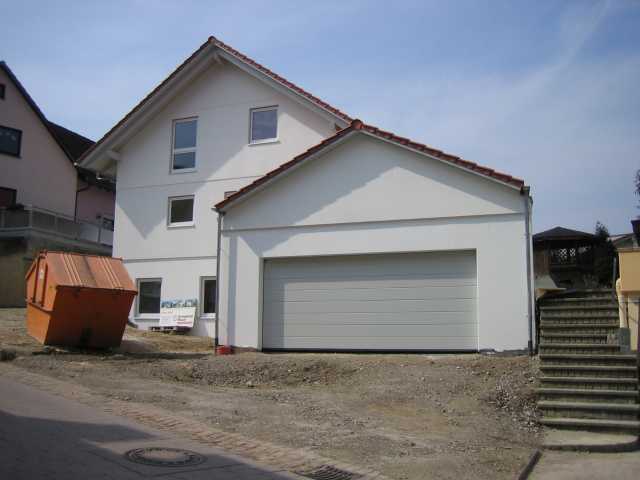 BAU.DE / BAU-Forum: 2. Bild zu Frage "Kellerfassade verschönern: Ideen, Kosten & Materialien für Fertigkeller?" im BAU-Forum "Außenwände und Fassaden" BAU.DE / BAU-Forum: 2. Bild zu Frage "Kellerfassade verschönern: Ideen, Kosten & Materialien für Fertigkeller?" im BAU-Forum "Außenwände und Fassaden"