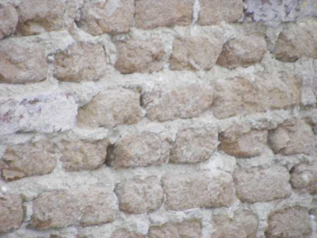 BAU.DE / BAU-Forum: 2. Bild zu Antwort "Lehm-Au&szlig;enwand: Bilder zur Beurteilung des Fassadenschutzes" auf die Frage "Lehmziegel-Au&szlig;enwand sch&uuml;tzen: Konservierung, Witterungsschutz & Sanierung mit Kalkm&ouml;rtel?" im BAU-Forum "Au&szlig;enw&auml;nde und Fassaden"