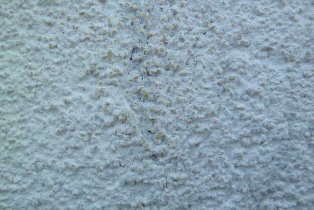 BAU.DE / BAU-Forum: 1. Bild zu Frage "Au&szlig;enputz mineralisch: Farbunterschiede, Reinigung & Mangel beim Rauputz?" im BAU-Forum "Au&szlig;enw&auml;nde und Fassaden"