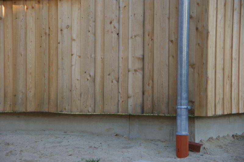 BAU.DE / BAU-Forum: 2. Bild zu Frage "Spritzwasserschutz Holzhaus: Bodenplatte abdichten mit Kies, Drainage & Fassadenplatten?" im BAU-Forum "Au&szlig;enw&auml;nde und Fassaden"