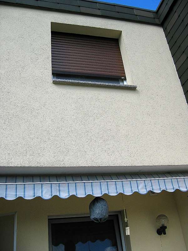 BAU.DE / BAU-Forum: 1. Bild zu Frage "Feuchtigkeit nach Au&szlig;end&auml;mmung: Ursachen, Folgen & Sanierung bei Reihenh&auml;usern?" im BAU-Forum "Au&szlig;enw&auml;nde und Fassaden"