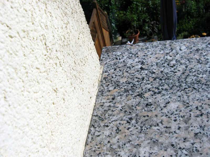 BAU.DE / BAU-Forum: 1. Bild zu Antwort "Fotos: Fensterbank-Details &ndash; Ursache f&uuml;r Feuchtigkeit?" auf die Frage "Feuchtigkeit nach Au&szlig;end&auml;mmung: Ursachen, Folgen & Sanierung bei Reihenh&auml;usern?" im BAU-Forum "Au&szlig;enw&auml;nde und Fassaden"