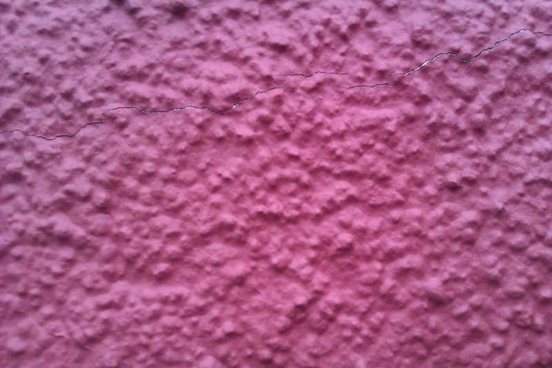 BAU.DE / BAU-Forum: 1. Bild zu Antwort "Fotos Fassadenrisse" auf die Frage "Putzfassadenrisse sanieren: Ursachen, Reparatur & Kosten f&uuml;r Riss&uuml;berbr&uuml;ckung?" im BAU-Forum "Au&szlig;enw&auml;nde und Fassaden"