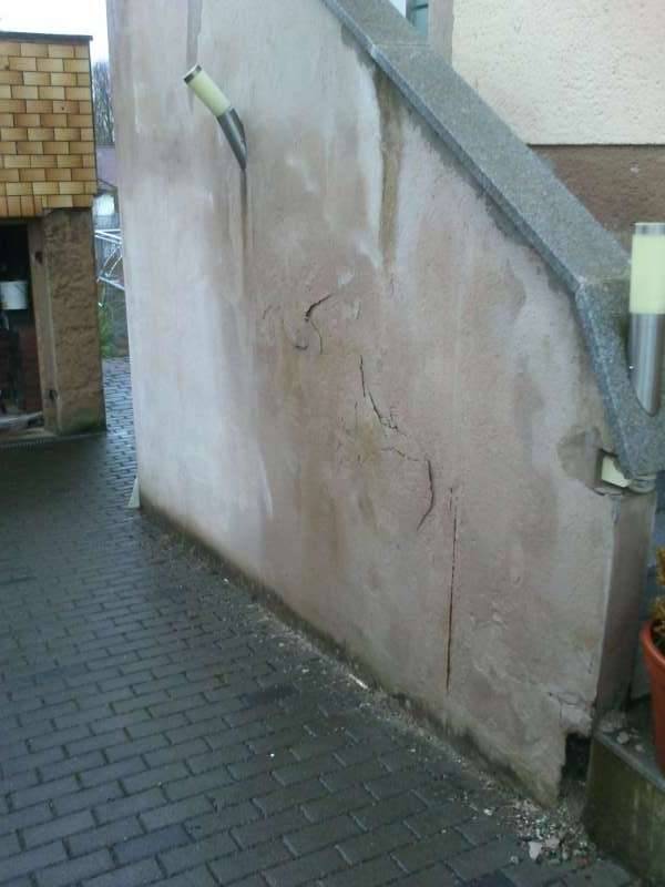 BAU.DE / BAU-Forum: 1. Bild zu Frage "Nasse Au&szlig;enwand Treppenhaus: Ursachen, Sanierung & Kosten&uuml;berblick?" im BAU-Forum "Au&szlig;enw&auml;nde und Fassaden"